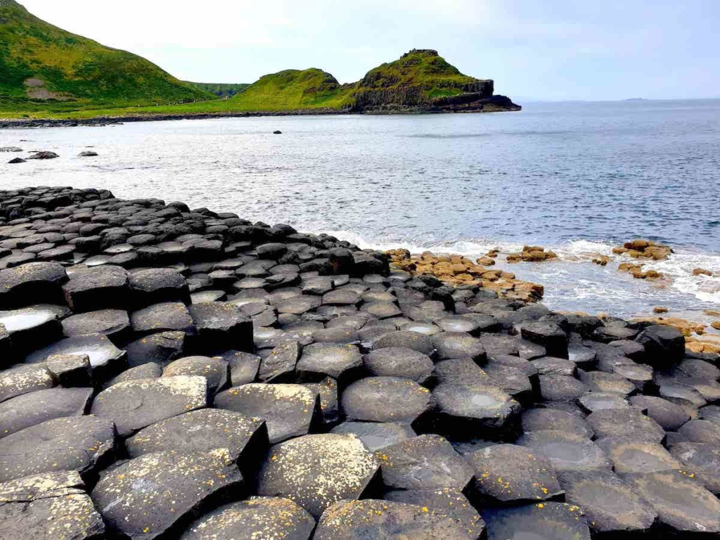 Columns basaltic polygonal of Giants Causeway in Northern Ireland