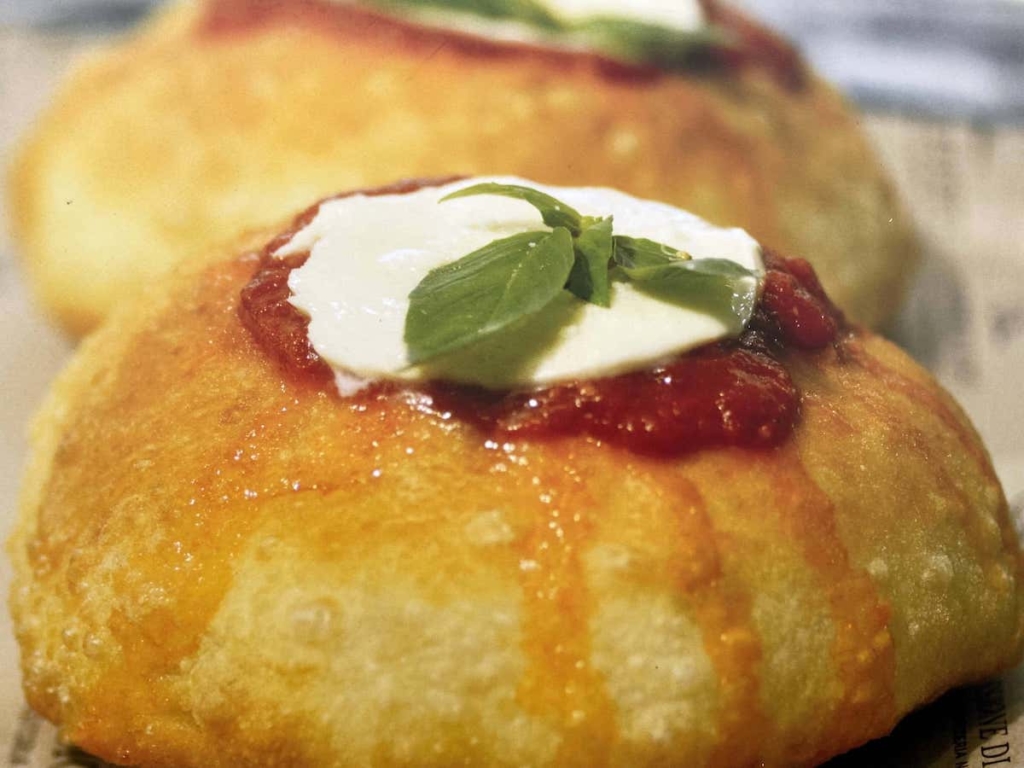 pizza montanara street food Naples