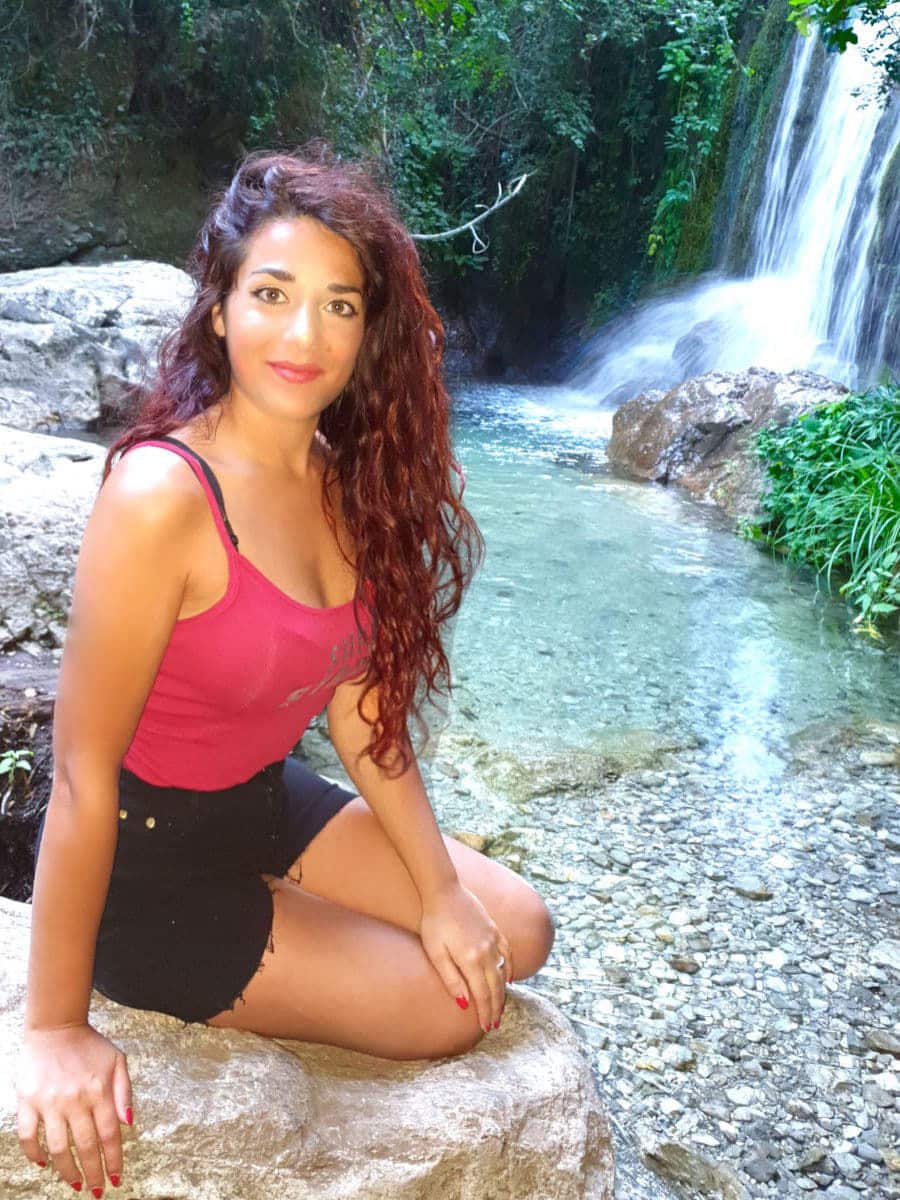 Una ragazza alla valle delle Ferriere tra Pontone ed Amalfi