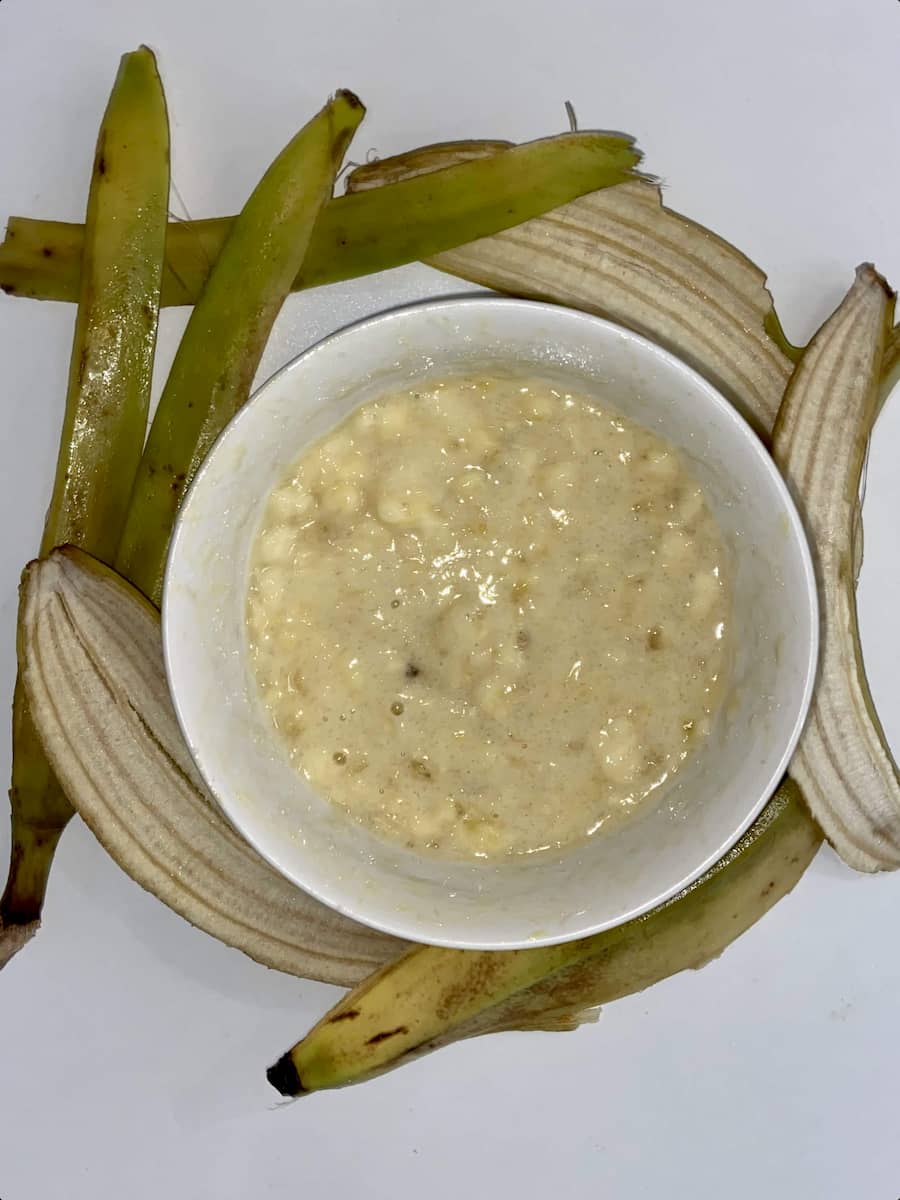 crema di banana ottenuta schiacciando due banane mature con una forchetta banane mature schiacciate