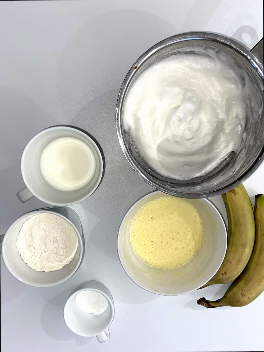 tutto ció che occorre per preparare i pancake alla banana ingredienti per la ricetta dei pancakes alla banana