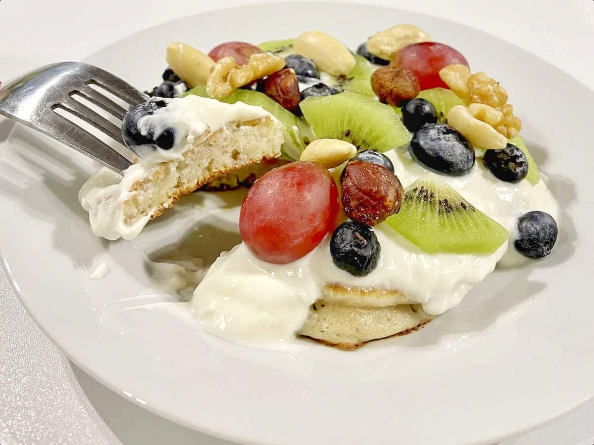 pancake alla banana farcito con pezzi di frutta e yogurt greco colazione sfiziosa e leggera con pancake frutta e yogurt