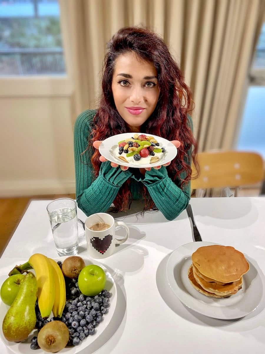 banana pancake con frutta fresca noci e yogurt per una colazione sana