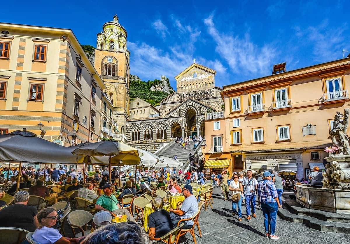 piazza del duomo di amalfi con tanta gente