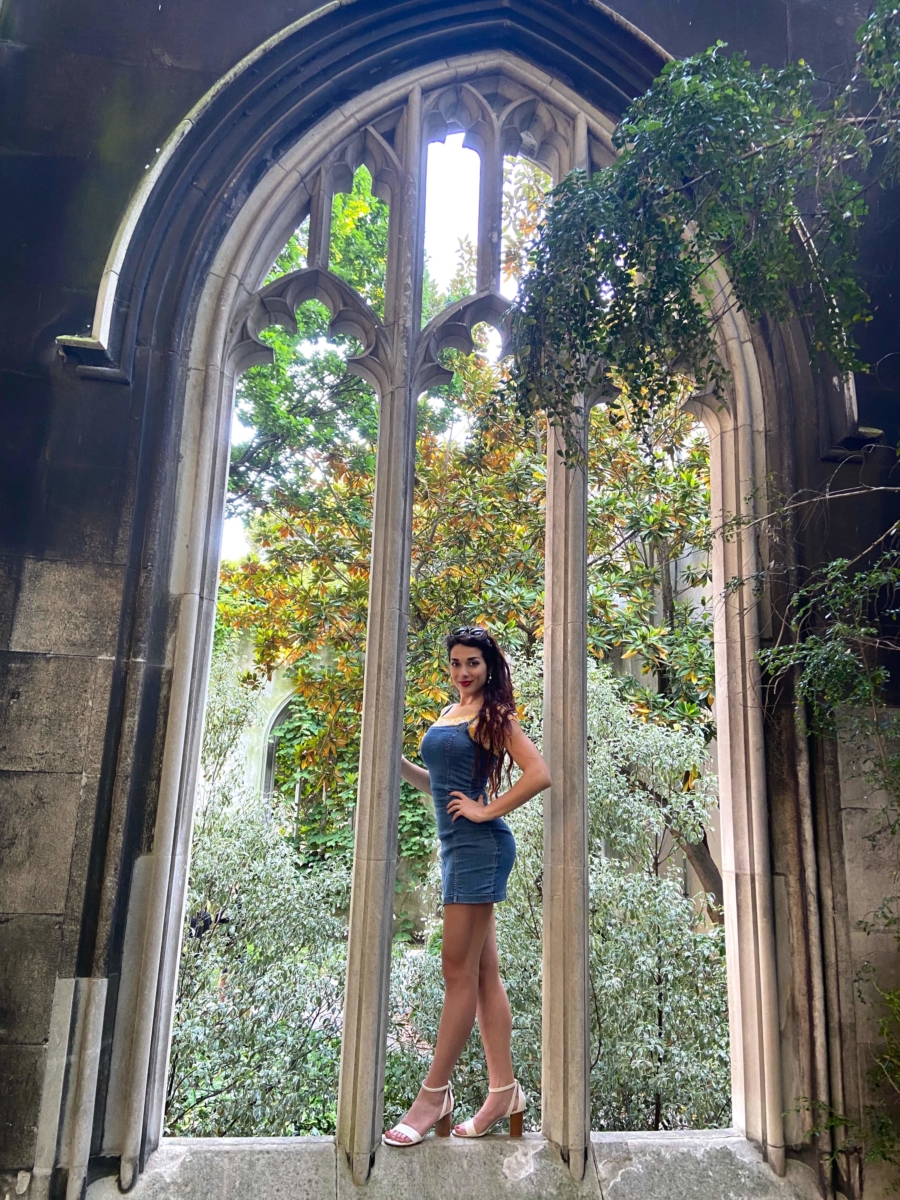 ragazza con vestito corto e finestra