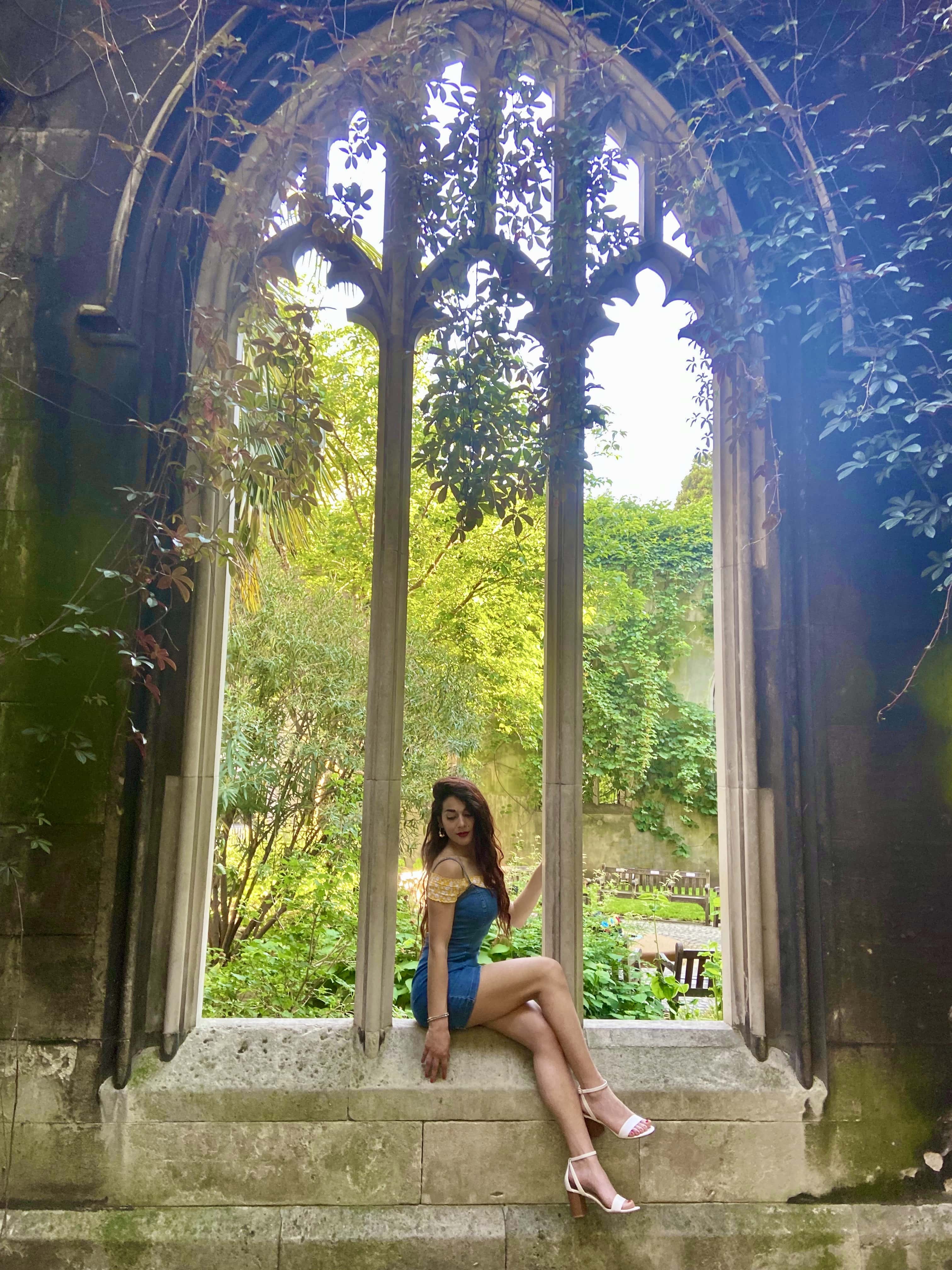 modella con vestito di jeans corto