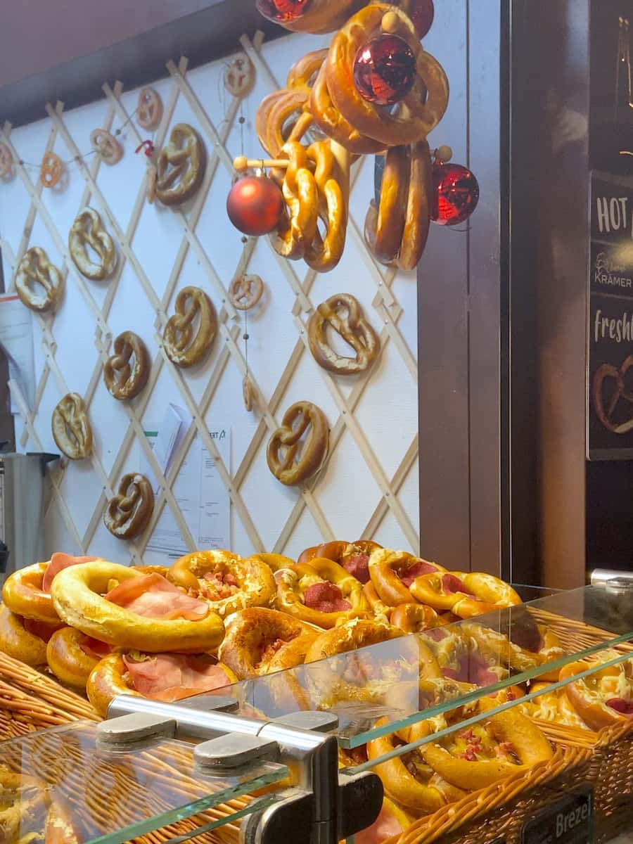 pretzel ai mercatini di natale a colonia in germania